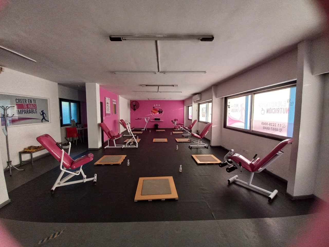 Gimnasio femenino boutique CEN San Miguel con equipamiento funcional y luz natural